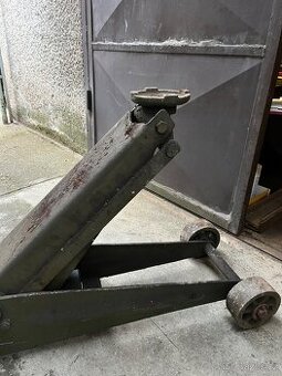 Hydraulický zvedák.