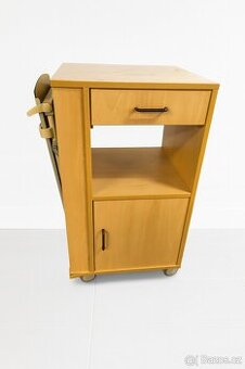 Jídelní stolek k lůžku