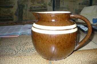 keramický džbánek hnědý