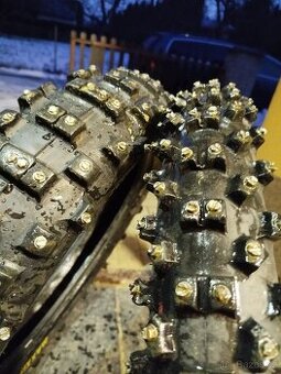 Pneu s hroty hřeby pro gold