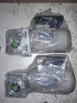 Jednofázový elektromotor a šneková převodovka