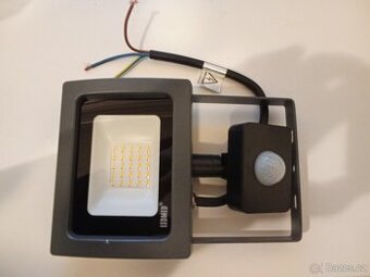 LED reflektor 20W s PIR senzorem
