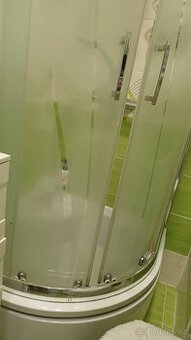 Nabízím rohovou vanu, sprchový kout