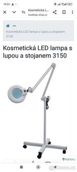 Kosmetická lupa se světlem.