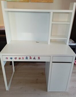 Psací stůl Micke (IKEA)