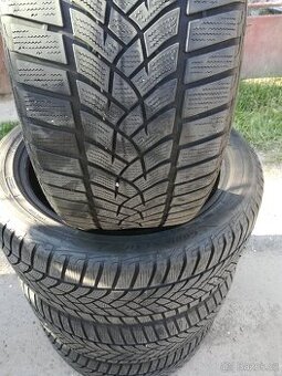 245/45R19