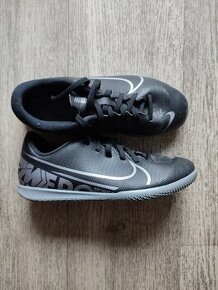 Chlapecké sálové kopačky Nike vel.33,5