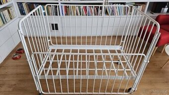 Dětská kovová postýlka + proutěný koš na kolečkách