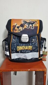 Aktovka s dinosaury.