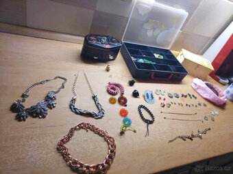 Šperky - náhrdelníky, náramky, náušnice, skříňky a gumičky