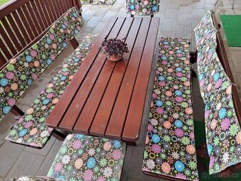 Dřevěné lavice a stůl