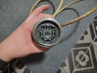 Otáčkoměr Tatra 148