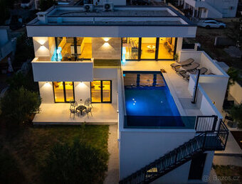 Chorvátsko-Luxusná zariadená vila s bazénom-VRSI