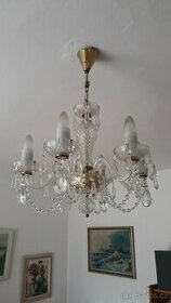 Křišťálový lustr a nástěnná lampička