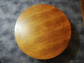 Kulatý dřevěný stůl