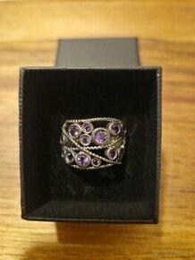 Krásný nový prstýnek s fialovými kamínky