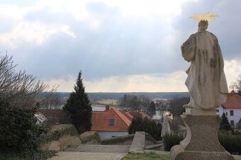 Hledám pronájem menšího bytu v Chlumu u Třeboně a okolí