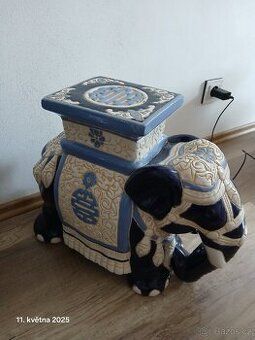 Stojan na kytku Slon