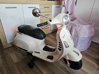 Dětský skútr Vespa Buddy Toys