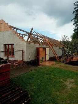 Staré trámy a rozebrání starých objektů