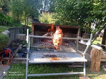 Grill s motorkem