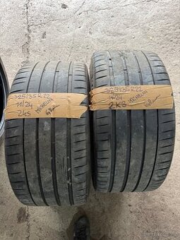 325/35R22 Michelin
