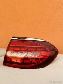 Mercedes e zadní světlo pravé
