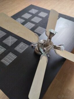 Stropní ventilátor se světlem.