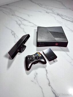 Xbox 360 – plně funkční s příslušenstvím, HDD 250GB a hrou