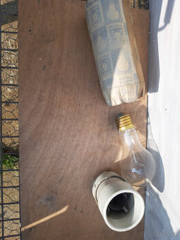 Objímka se žárovkou - 1