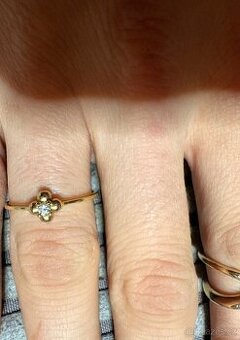 Zlatý prsten s briliantem.