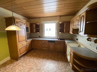 Kuchyňská linka – MASIVNÍ dvířka – SKLADEM