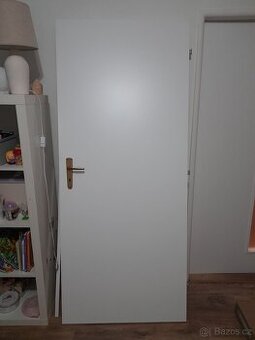 Interiérové bílé plné dveře s klikou 80P