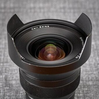 Carl-Zeiss 15mm Distagon (pro Canon EF)