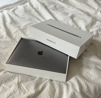 MacBook Air 13” (2020) i3 / 8 GB / 256 GB – funkční, čti pop