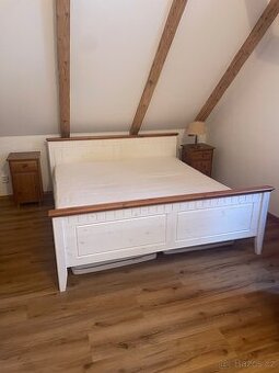 Manželská postel masiv včetně matrací a stolků