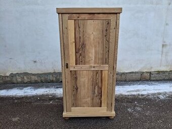 STAROŽITNÁ LOUHOVANÁ SKŘÍN PO RENOVACI