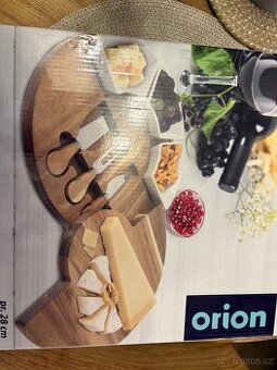 Dřevěné prkénko s miskami