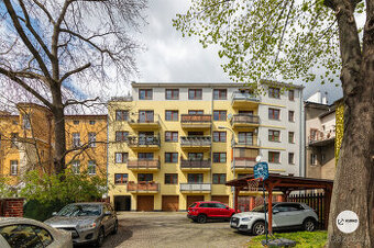 Bytová jednotka po rekonstrukci 4KK, 98 m2 s balkónem a park