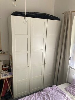 IKEA PAX — sada 2 skříní s dvířky Bergsbo (bílá)
