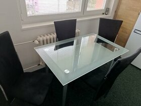 Jídelní stůl skleněný + 4 polstrované židle