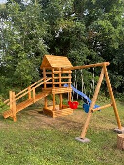 Dětské hřiště věž se skluzavkou a houpačkami s dovozem