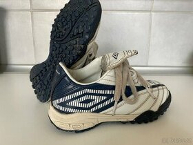 Dětské kopačky TURFY, Umbro, délka stélky 17,5 cm.