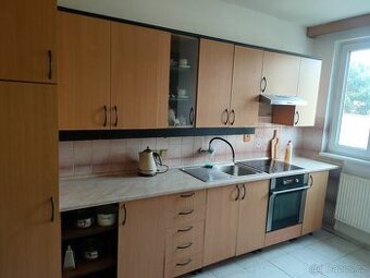 Kuchynská linka včetně sklokeramické desky, trouby a dřezu