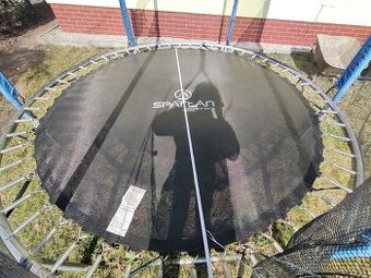 Venkovní trampolina