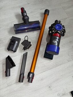 Dyson V8