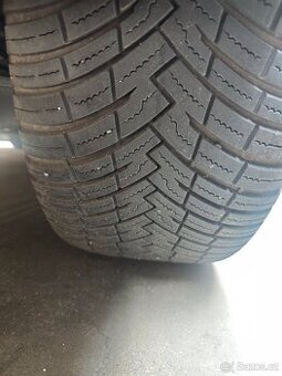 Celoroční Pirelli 235/40r19