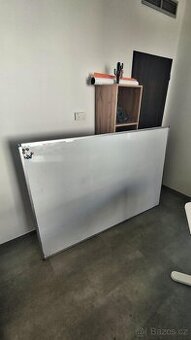 Bílá tabule 180 × 120 cm – ve výborném stavu – Praha 1