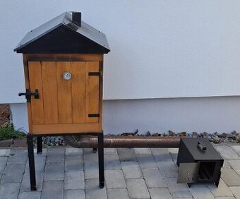 Dřevěna udírna se sklápěcí střechou