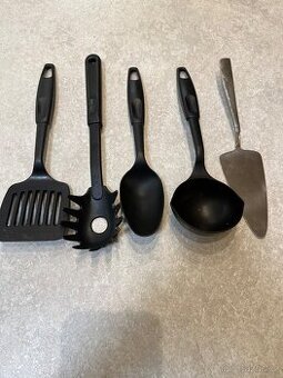 Závěsné kuchyňské zařízení a mnoho dalšího